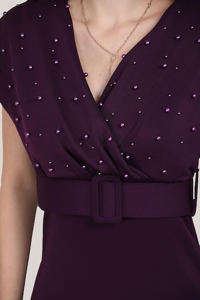 Kadın V Yaka İncili Detaylı Kemerli Midi Boy Elbise Koyu Mor 6