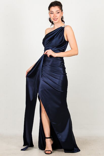 Kadın Omuz Aksesuarlı Uzun Saten Abiye 